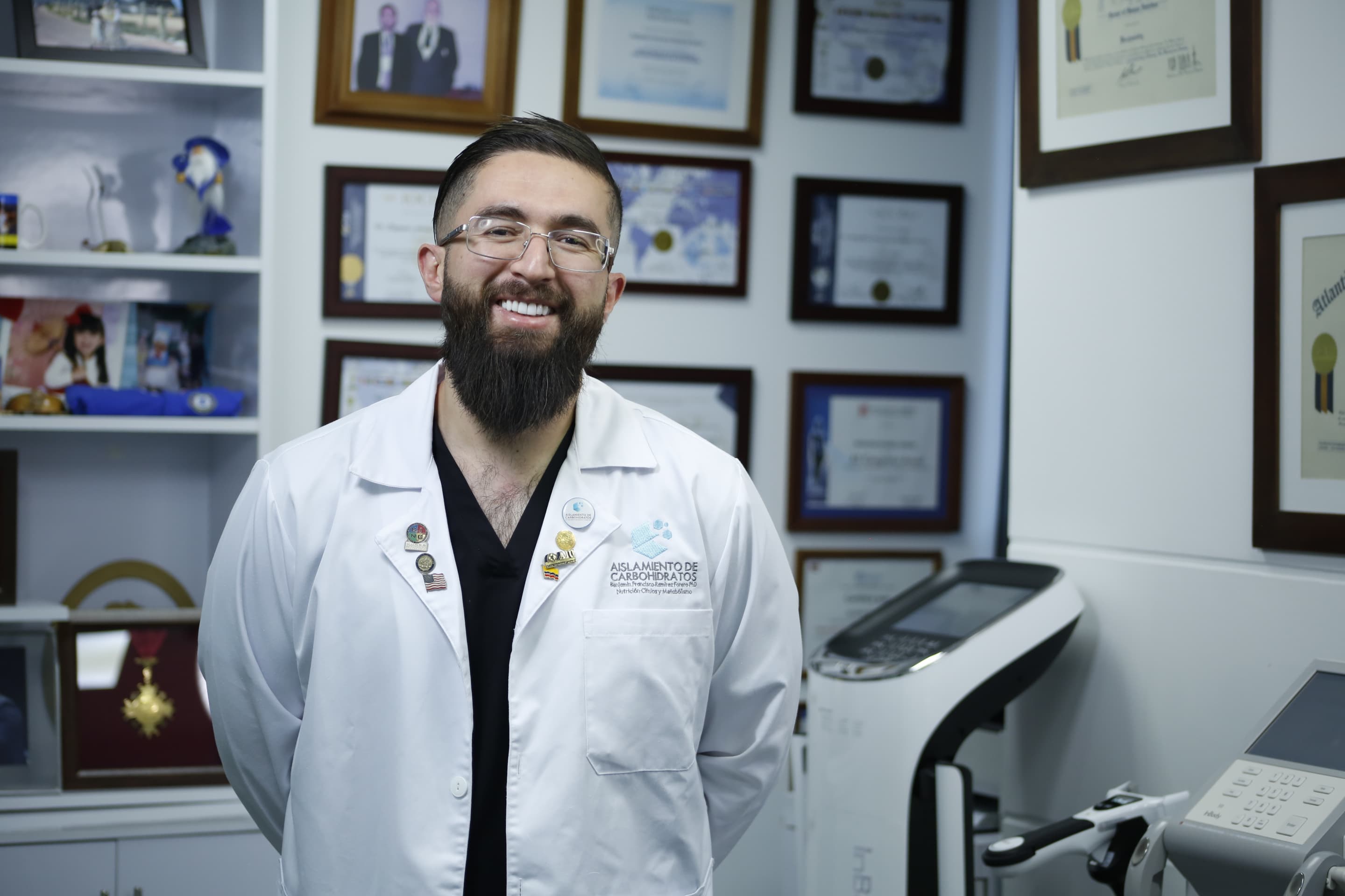 Dr. Benjamín Ramírez en su consultorio